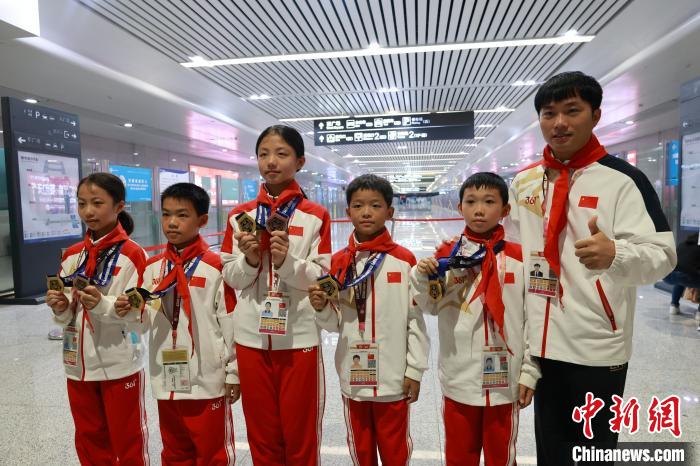 广西柳州静兰小学5名学生亚锦赛斩获2金荣归